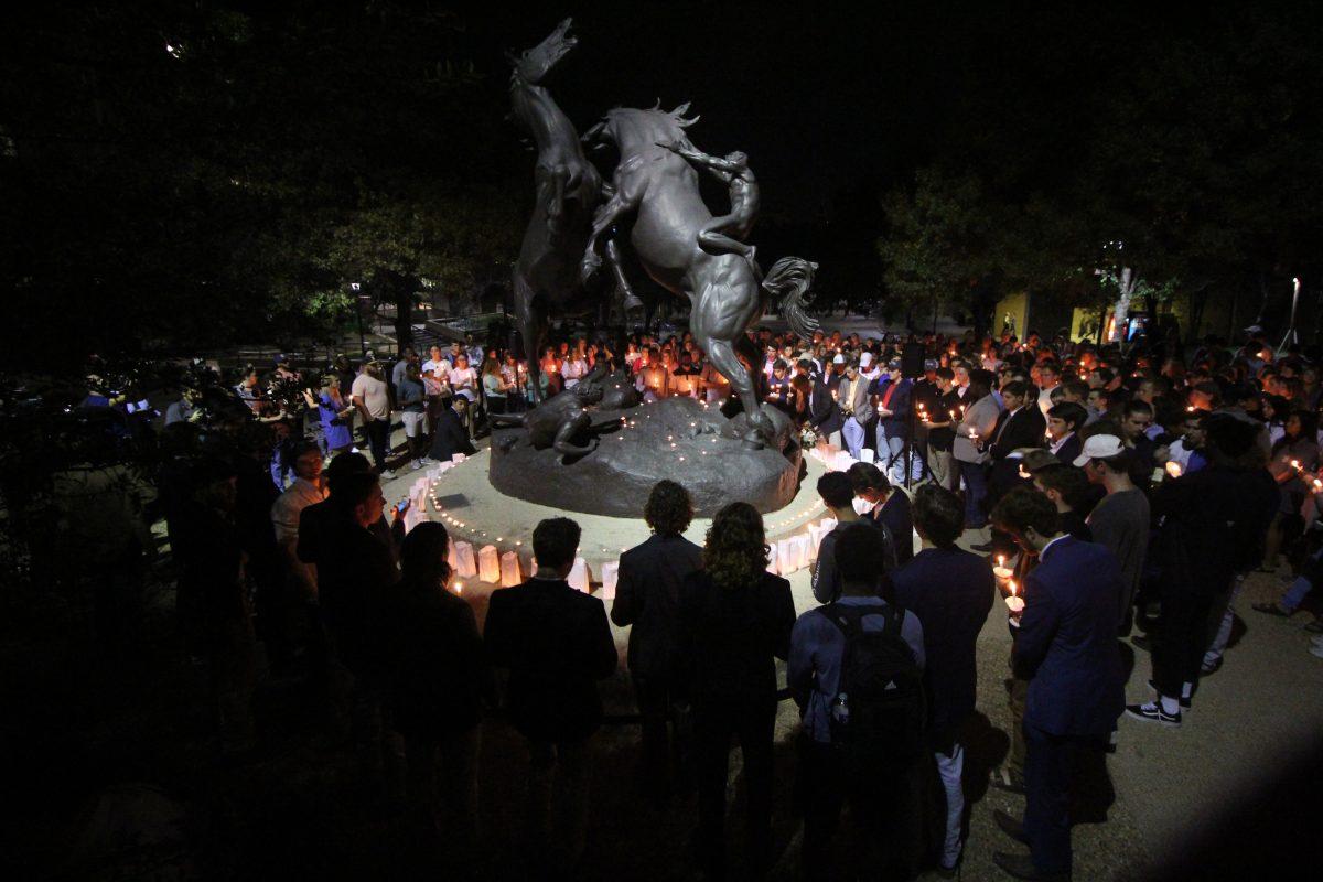 Members of Phi Kappa Psi and students gather in the Quad for a candlelight vigil Nov. 15 to commemorate sophomore Matthew Ellis who was found unresponsive Nov 13.Photo by Hannah Felske | Staff Photographer