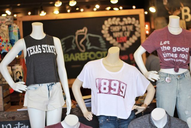 Need any apparel for Texas State? Go on down to Barefoot, San Marcos’s best boutique.
Photo by Elza Taurins | Staff Photographer