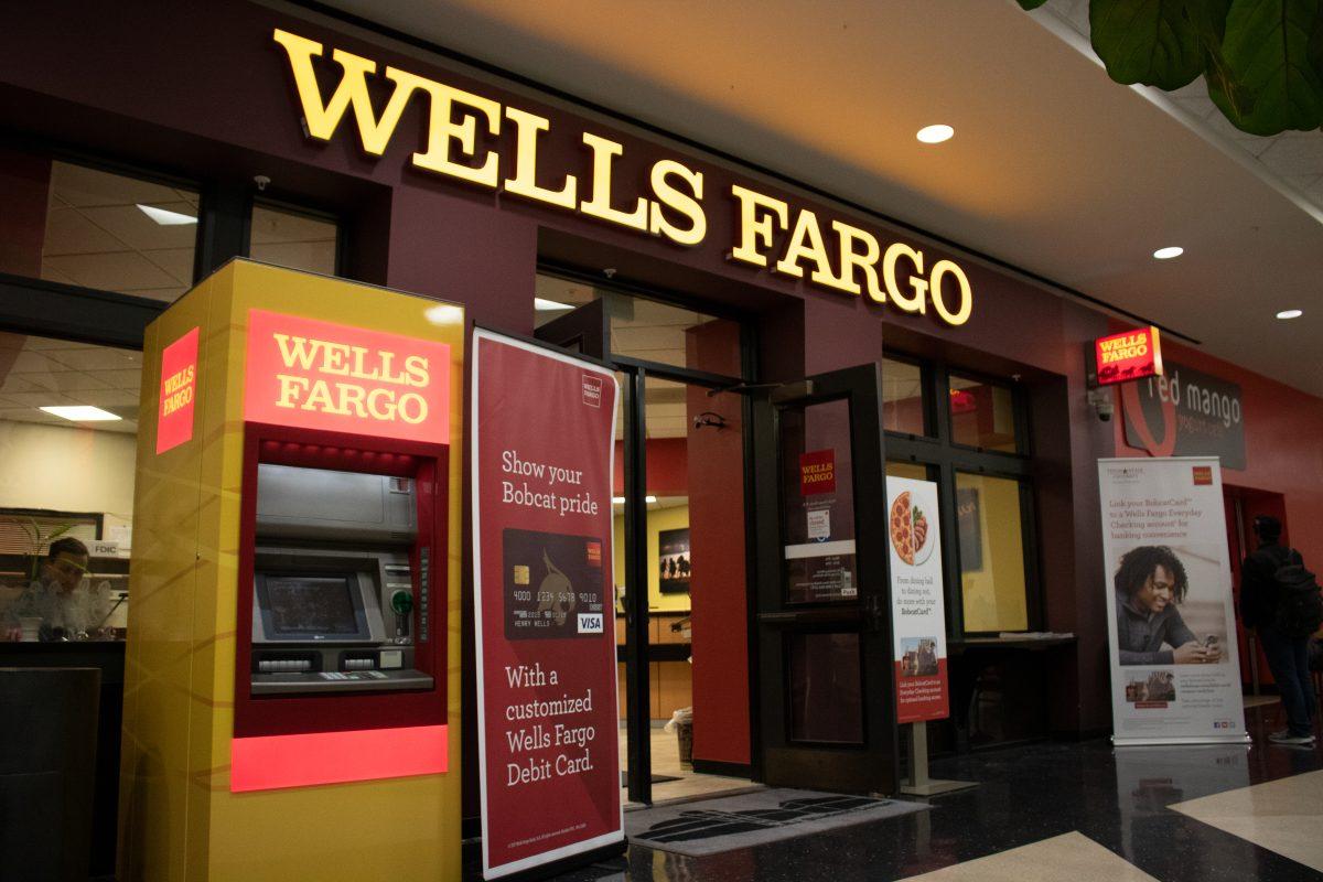 The+Wells+Fargo+on+campus+remains+open+following+the+recent+scandals+that+have+broken+out.Photo+by+Clayton+Keeling