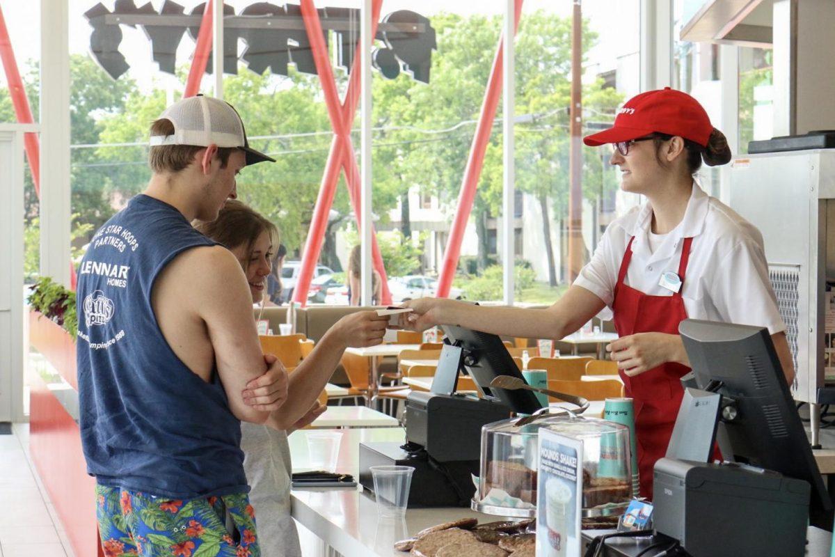 Cashier+Elizabeth+Noxon+smiles+and+interacts+with+customers+in+line+as+both+parties+complete+an+order+May+27+at+P.+Terry%26%238217%3Bs+Burger+Stand.Photo+by+Jaden+Edison
