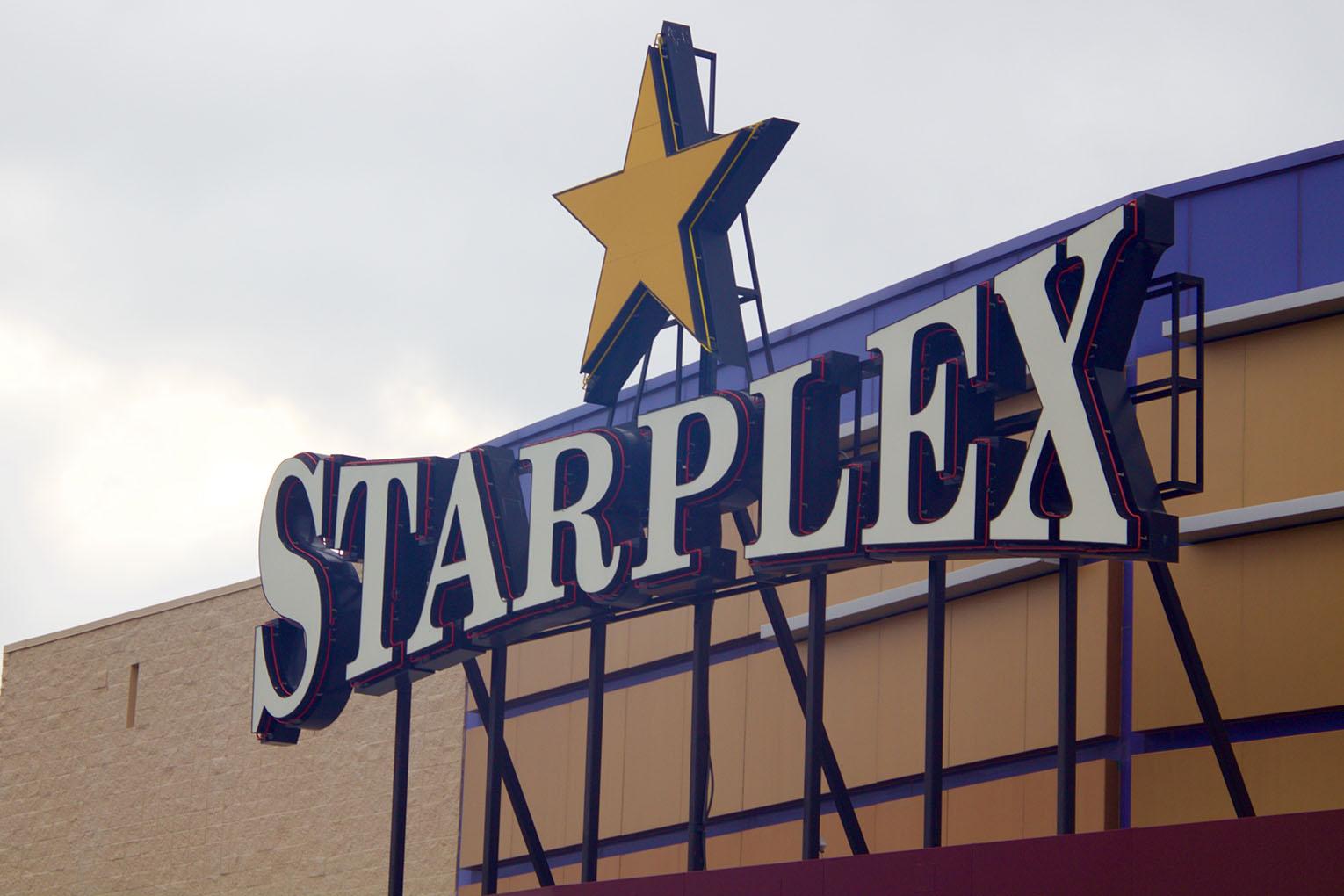 Starplex+theater+serves+community+through+retro+drive-in