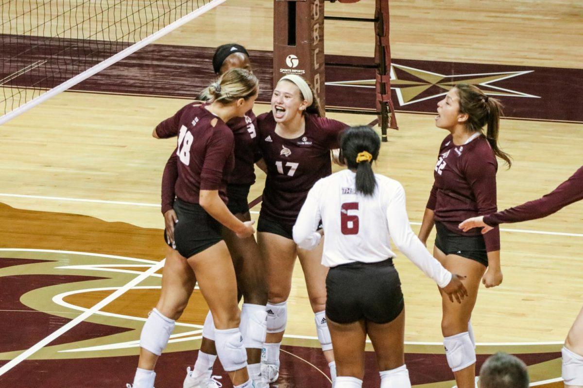 Texas+State+junior+setter+Emily+DeWalt+%2817%29+celebrates+with+her+teammates+during+the+women%26%238217%3Bs+volleyball+opening+game+against+UTEP%2C+Friday%2C+Sept.+11%2C+2020%2C+at+Strahan+Arena.