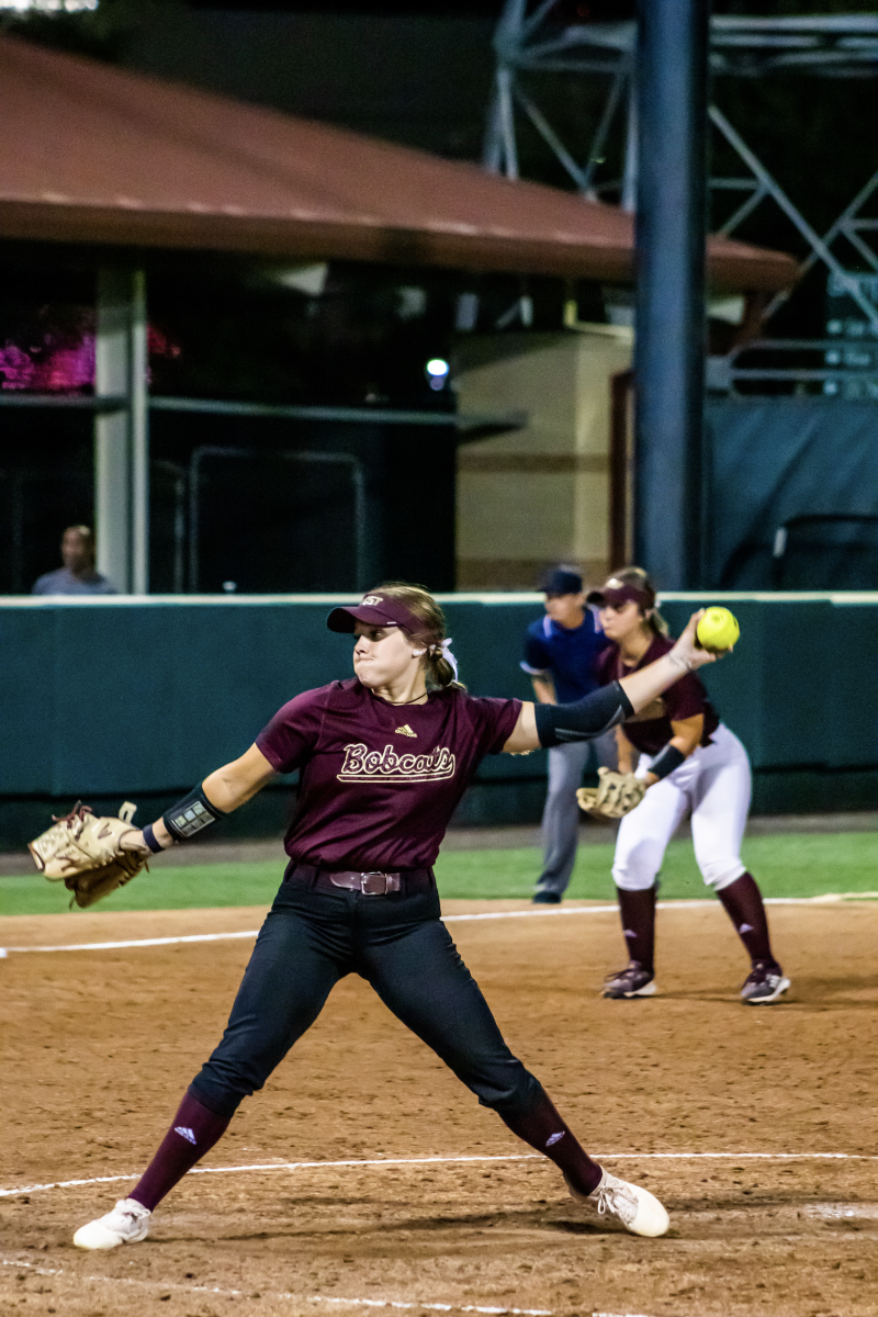 Texas State sophomore utility Bailee Welsh (18) pitches to a Roadrunners batter during a scrimmage against UTSA, Friday, Oct. 7, 2022, at Bobcat Softball Stadium.