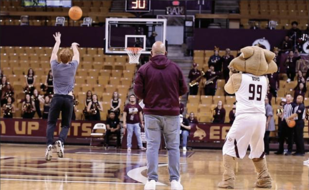 Texas State finance freshman Braden Albright shoots for a chance at free tuition, Thursday, Jan. 26, 2023, at Strahan Arena.