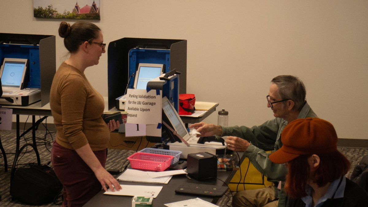 Academic adviser Claire Richardson (left) receives her access code from team leader Aart Millecam (back), Thursday, Nov. 2, 2023 at the LBJ Student Center.