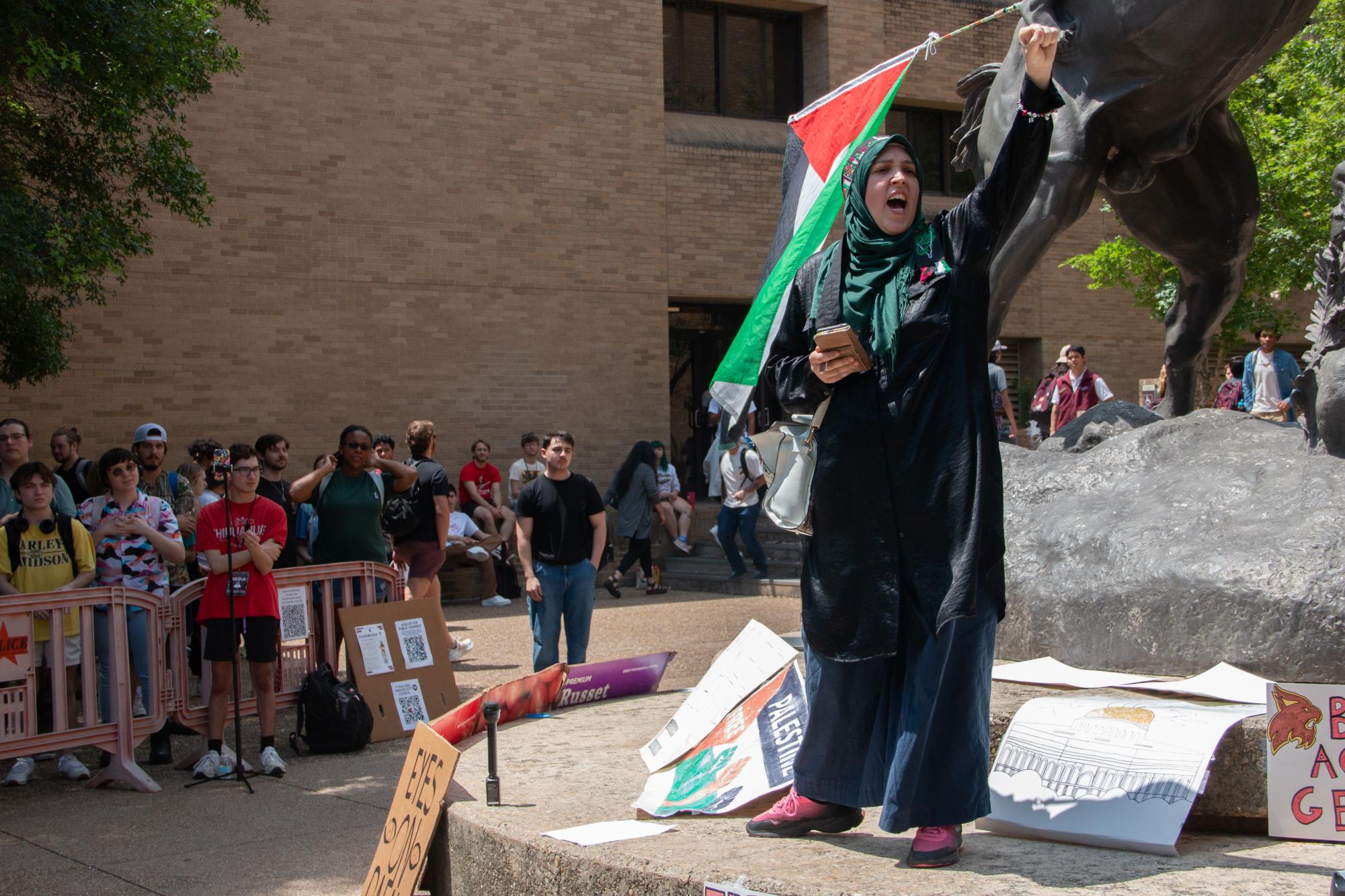 %28Photo+Gallery%29+Palestine+sit-in+organizers+gather+protestors+on+The+Quad