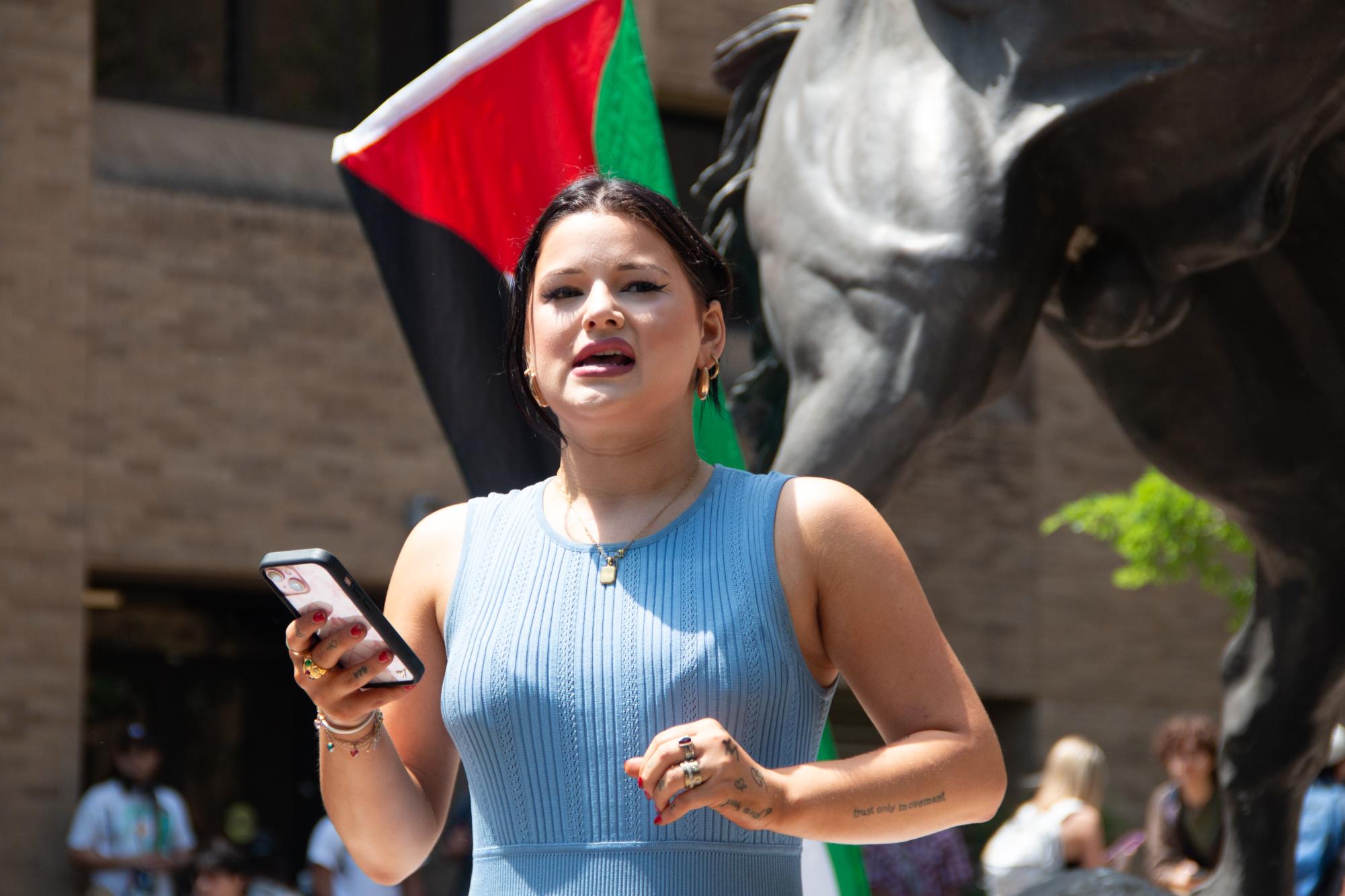 %28Photo+Gallery%29+Palestine+sit-in+organizers+gather+protestors+on+The+Quad