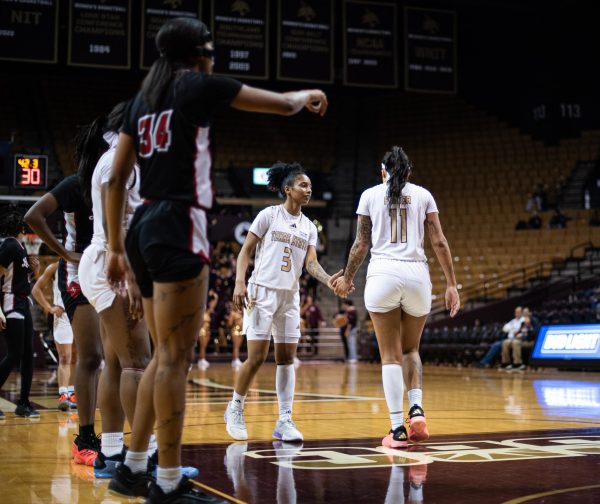 Navigation to Story: Five double-digit scorers pushes the Trojans past the Bobcats