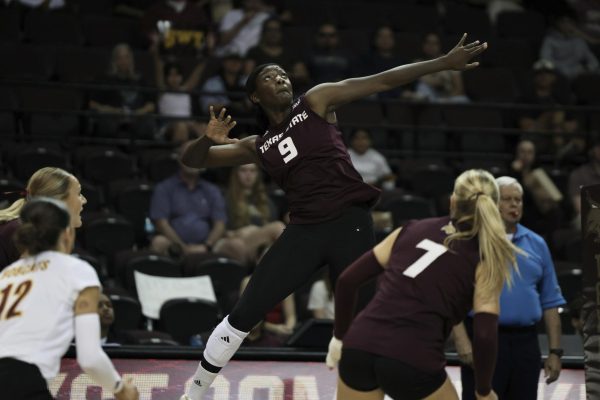 Navigation to Story: ‘Cats command the court, sweep Chanticleers to open senior weekend